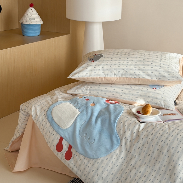 91家纺网 家纺一手货源 找家纺 卡姿家纺 2026春夏全棉萌趣气质大贴布系列四件套— 第二季 小鸡朵拉