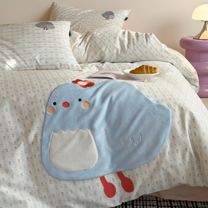 91家纺网 家纺一手货源 找家纺 卡姿家纺 2026春夏全棉萌趣气质大贴布系列四件套— 第二季 小鸡朵拉