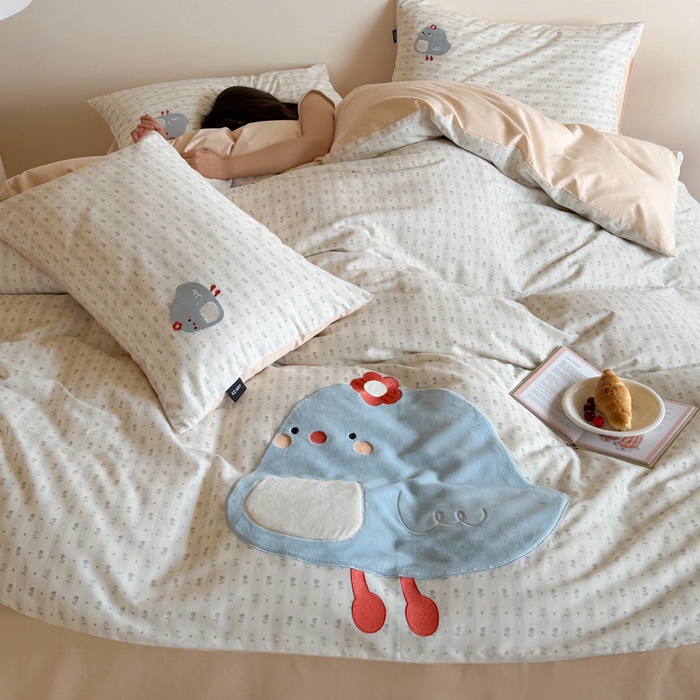 91家纺网 家纺一手货源 找家纺 卡姿家纺 2026春夏全棉萌趣气质大贴布系列四件套— 第二季 小鸡朵拉