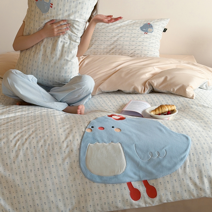 91家纺网 家纺一手货源 找家纺 卡姿家纺 2026春夏全棉萌趣气质大贴布系列四件套— 第二季 小鸡朵拉