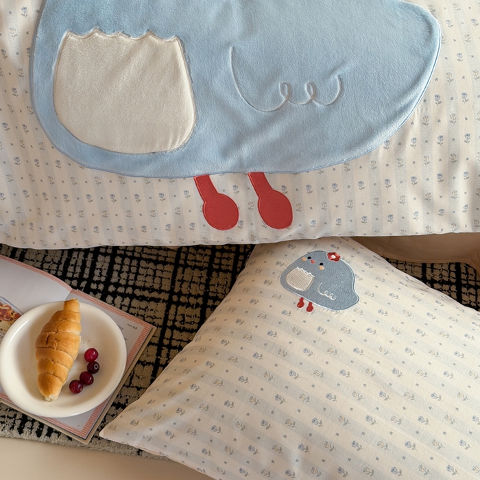 91家纺网 家纺一手货源 找家纺 卡姿家纺 2026春夏全棉萌趣气质大贴布系列四件套— 第二季 小鸡朵拉