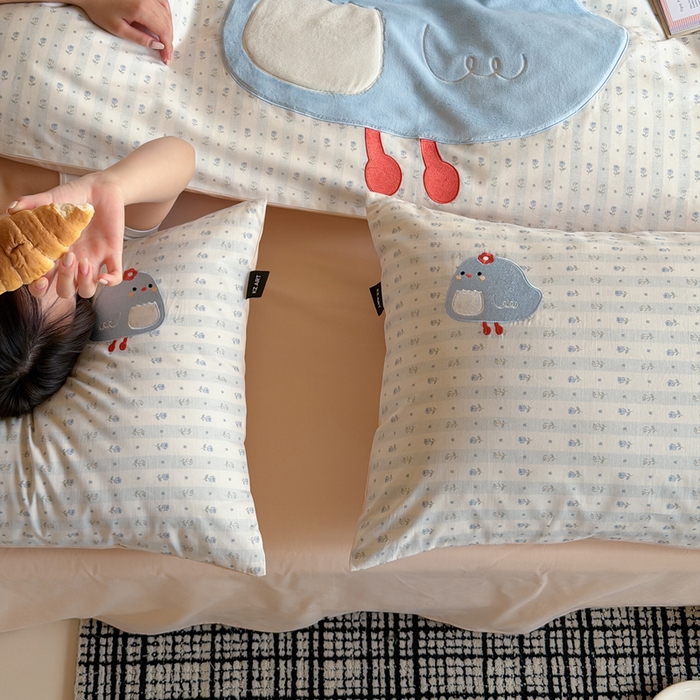 91家纺网 家纺一手货源 找家纺 卡姿家纺 2026春夏全棉萌趣气质大贴布系列四件套— 第二季 小鸡朵拉