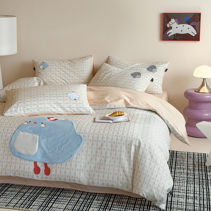 91家纺网 家纺一手货源 找家纺 卡姿家纺 2026春夏全棉萌趣气质大贴布系列四件套— 第二季 小鸡朵拉