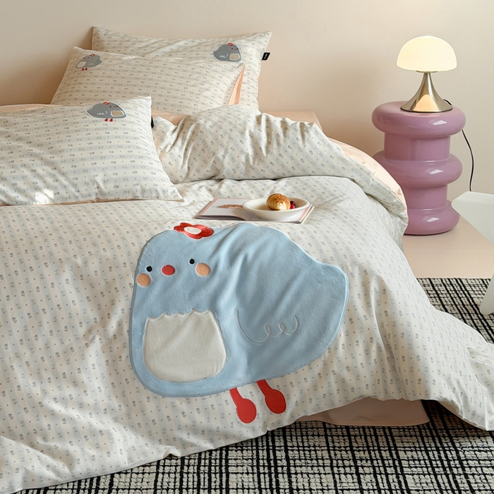 91家纺网 家纺一手货源 找家纺 卡姿家纺 2026春夏全棉萌趣气质大贴布系列四件套— 第二季 小鸡朵拉