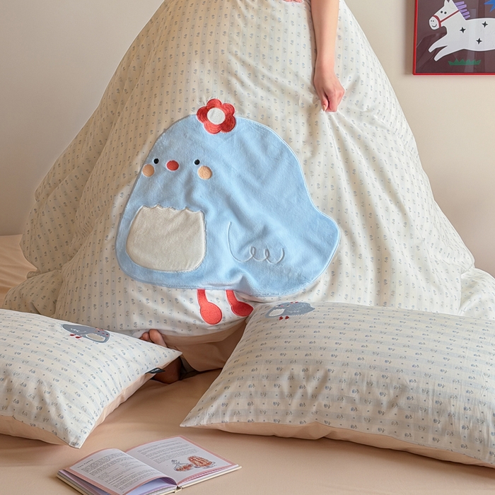 91家纺网 家纺一手货源 找家纺 卡姿家纺 2026春夏全棉萌趣气质大贴布系列四件套— 第二季 小鸡朵拉