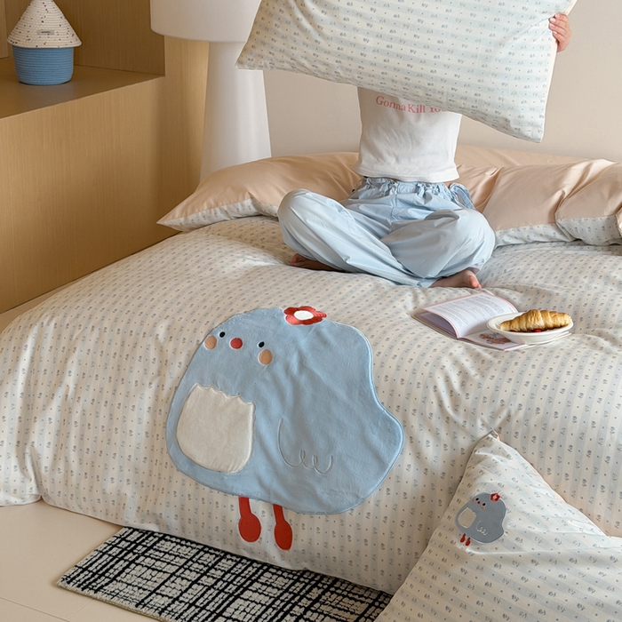 91家纺网 家纺一手货源 找家纺 卡姿家纺 2026春夏全棉萌趣气质大贴布系列四件套— 第二季 小鸡朵拉