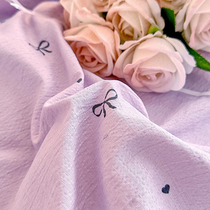 91家纺网 家纺一手货源 找家纺 绘萱家居 2026直播爆款云感皱皱纱双层纱皱皱棉花边四件套印花水洗棉 蝴蝶恋-紫