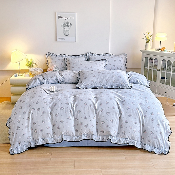 91家纺网 家纺一手货源 找家纺 绘萱家居 2026直播爆款云感皱皱纱双层纱皱皱棉花边四件套印花水洗棉 花初梦