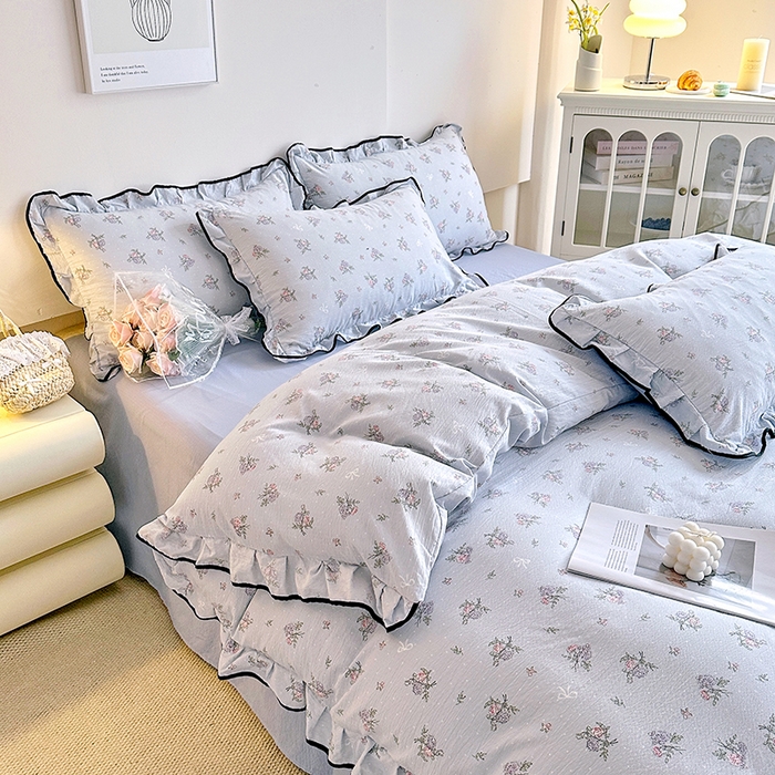 91家纺网 家纺一手货源 找家纺 绘萱家居 2026直播爆款云感皱皱纱双层纱皱皱棉花边四件套印花水洗棉 花初梦