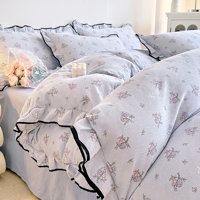 91家纺网 家纺一手货源 找家纺 绘萱家居 2026直播爆款云感皱皱纱双层纱皱皱棉花边四件套印花水洗棉 花初梦