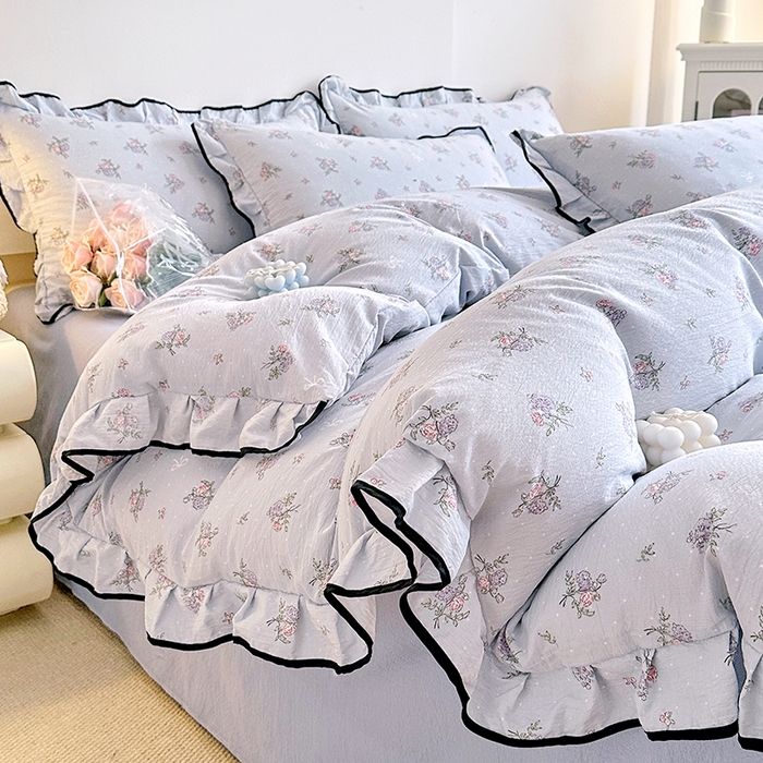 91家纺网 家纺一手货源 找家纺 绘萱家居 2026直播爆款云感皱皱纱双层纱皱皱棉花边四件套印花水洗棉 花初梦