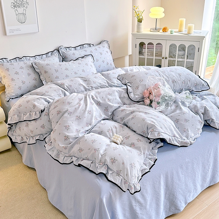 91家纺网 家纺一手货源 找家纺 绘萱家居 2026直播爆款云感皱皱纱双层纱皱皱棉花边四件套印花水洗棉 花初梦