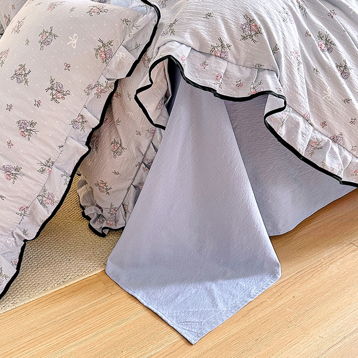 91家纺网 家纺一手货源 找家纺 绘萱家居 2026直播爆款云感皱皱纱双层纱皱皱棉花边四件套印花水洗棉 花初梦