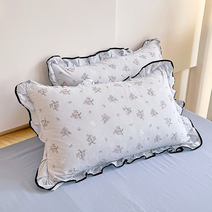 91家纺网 家纺一手货源 找家纺 绘萱家居 2026直播爆款云感皱皱纱双层纱皱皱棉花边四件套印花水洗棉 花初梦