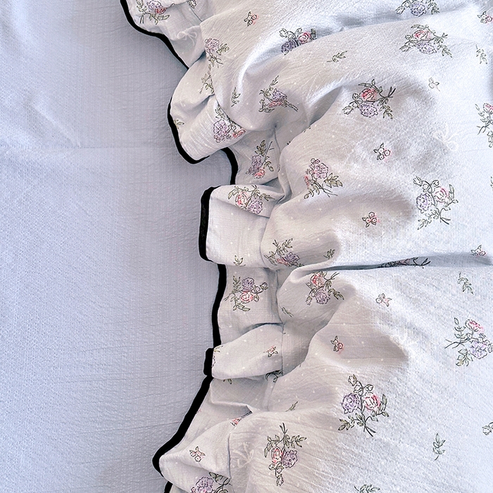 91家纺网 家纺一手货源 找家纺 绘萱家居 2026直播爆款云感皱皱纱双层纱皱皱棉花边四件套印花水洗棉 花初梦