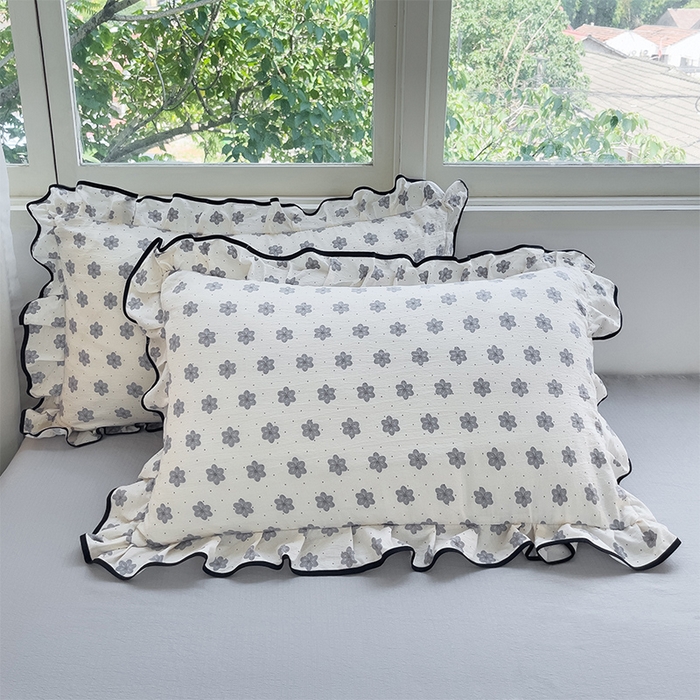 91家纺网 家纺一手货源 找家纺 绘萱家居 2026直播爆款云感皱皱纱双层纱皱皱棉花边四件套印花水洗棉 花禧-灰