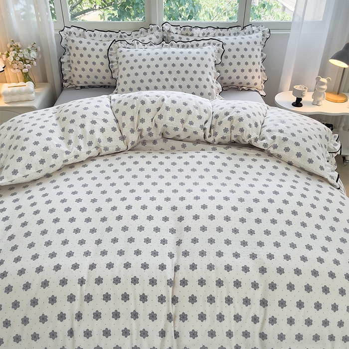 91家纺网 家纺一手货源 找家纺 绘萱家居 2026直播爆款云感皱皱纱双层纱皱皱棉花边四件套印花水洗棉 花禧-灰