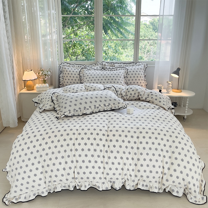 91家纺网 家纺一手货源 找家纺 绘萱家居 2026直播爆款云感皱皱纱双层纱皱皱棉花边四件套印花水洗棉 花禧-灰