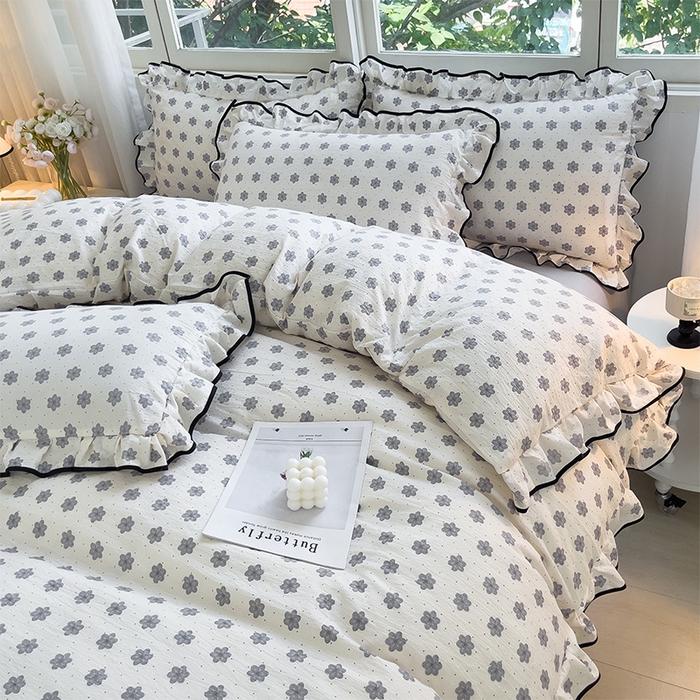 91家纺网 家纺一手货源 找家纺 绘萱家居 2026直播爆款云感皱皱纱双层纱皱皱棉花边四件套印花水洗棉 花禧-灰