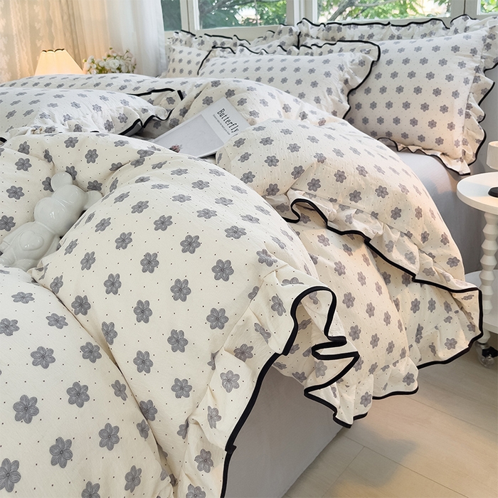 91家纺网 家纺一手货源 找家纺 绘萱家居 2026直播爆款云感皱皱纱双层纱皱皱棉花边四件套印花水洗棉 花禧-灰