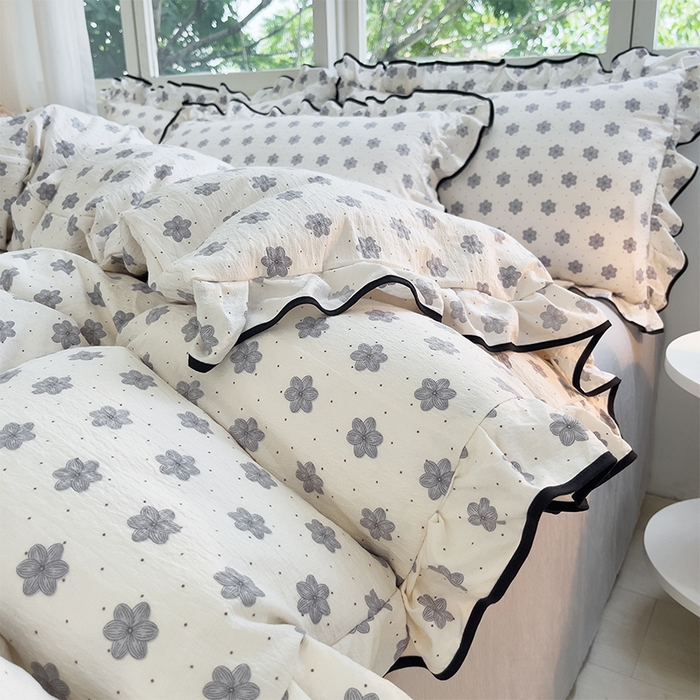 91家纺网 家纺一手货源 找家纺 绘萱家居 2026直播爆款云感皱皱纱双层纱皱皱棉花边四件套印花水洗棉 花禧-灰