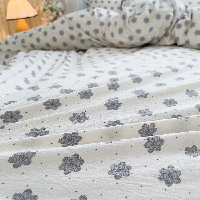 91家纺网 家纺一手货源 找家纺 绘萱家居 2026直播爆款云感皱皱纱双层纱皱皱棉花边四件套印花水洗棉 花禧-灰