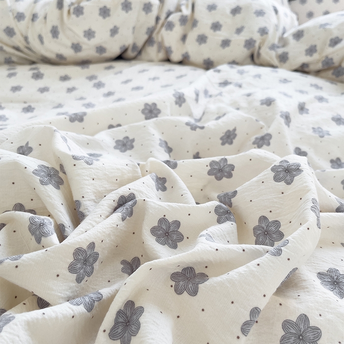 91家纺网 家纺一手货源 找家纺 绘萱家居 2026直播爆款云感皱皱纱双层纱皱皱棉花边四件套印花水洗棉 花禧-灰