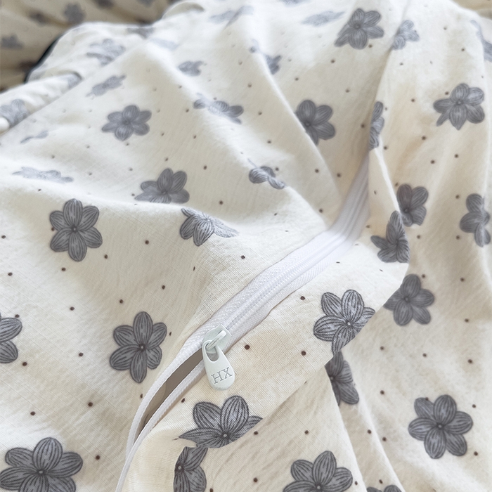 91家纺网 家纺一手货源 找家纺 绘萱家居 2026直播爆款云感皱皱纱双层纱皱皱棉花边四件套印花水洗棉 花禧-灰