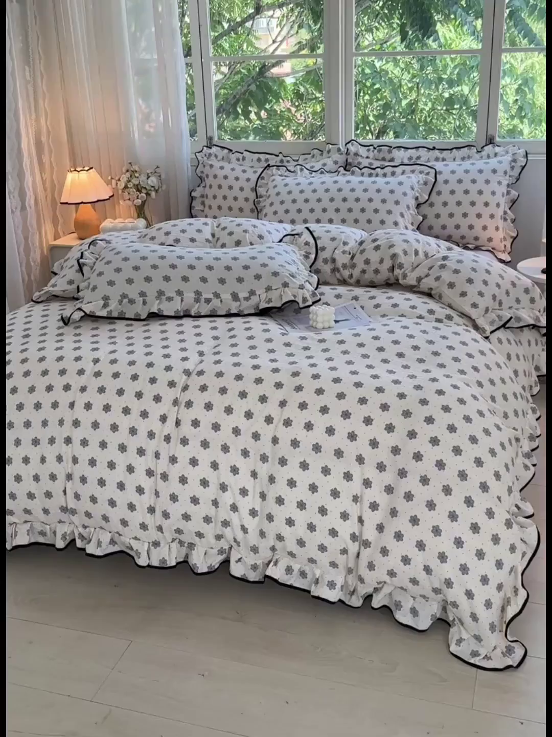 91家纺网 家纺一手货源 找家纺 绘萱家居 2026直播爆款云感皱皱纱双层纱皱皱棉花边四件套印花水洗棉 花禧-灰