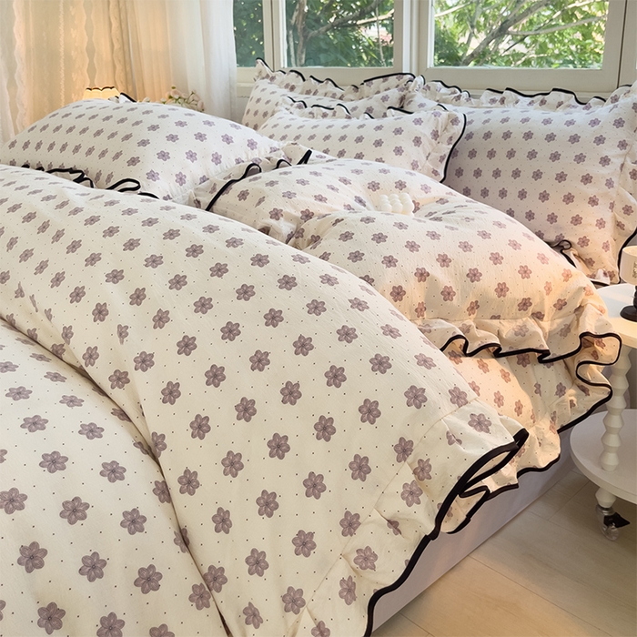 91家纺网 家纺一手货源 找家纺 绘萱家居 2026直播爆款云感皱皱纱双层纱皱皱棉花边四件套印花水洗棉 花禧-紫