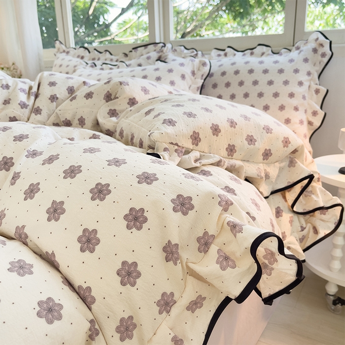 91家纺网 家纺一手货源 找家纺 绘萱家居 2026直播爆款云感皱皱纱双层纱皱皱棉花边四件套印花水洗棉 花禧-紫