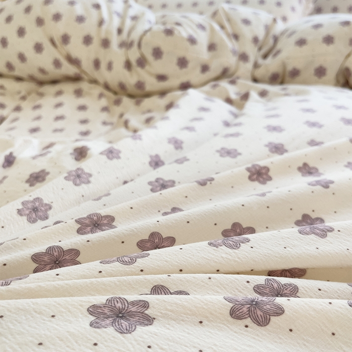 91家纺网 家纺一手货源 找家纺 绘萱家居 2026直播爆款云感皱皱纱双层纱皱皱棉花边四件套印花水洗棉 花禧-紫