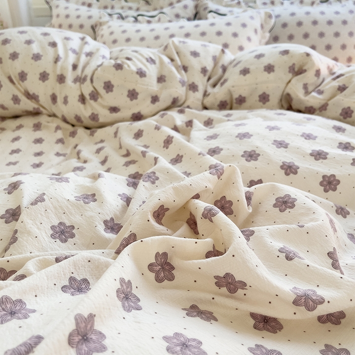 91家纺网 家纺一手货源 找家纺 绘萱家居 2026直播爆款云感皱皱纱双层纱皱皱棉花边四件套印花水洗棉 花禧-紫