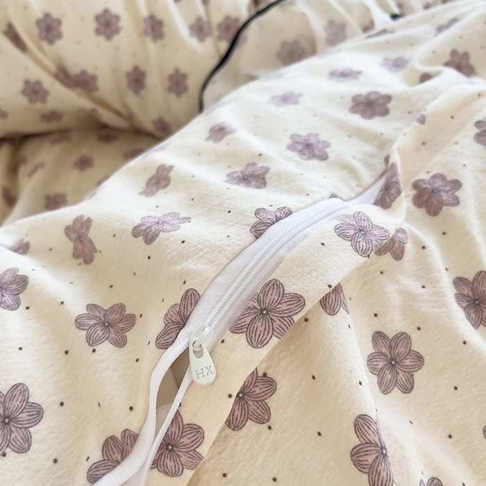 91家纺网 家纺一手货源 找家纺 绘萱家居 2026直播爆款云感皱皱纱双层纱皱皱棉花边四件套印花水洗棉 花禧-紫