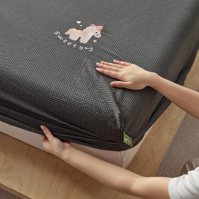 91家纺网 家纺一手货源 找家纺 卡姿家纺 2026春夏全棉色织水洗棉文艺时尚床笠三件套 床笠-马上幸运