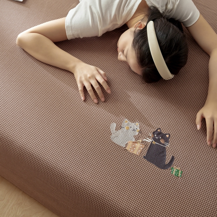 91家纺网 家纺一手货源 找家纺 卡姿家纺 2026春夏全棉色织水洗棉文艺时尚床笠三件套 床笠-猫咪礼物