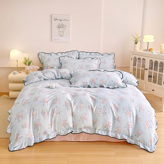 91家纺网 家纺一手货源 找家纺 绘萱家居 2026直播爆款云感皱皱纱双层纱皱皱棉花边四件套印花水洗棉 兰花情