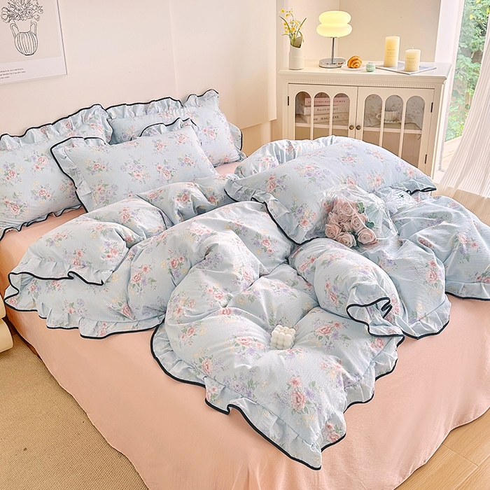 91家纺网 家纺一手货源 找家纺 绘萱家居 2026直播爆款云感皱皱纱双层纱皱皱棉花边四件套印花水洗棉 兰花情