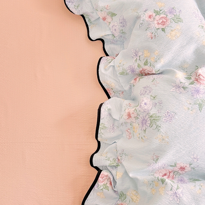 91家纺网 家纺一手货源 找家纺 绘萱家居 2026直播爆款云感皱皱纱双层纱皱皱棉花边四件套印花水洗棉 兰花情