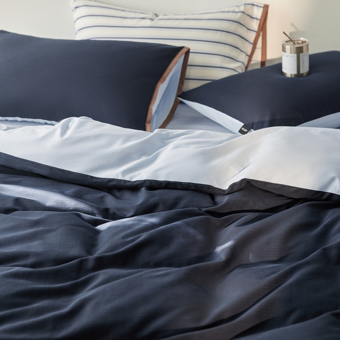 91家纺网 家纺一手货源 找家纺 卡姿家纺 2026春夏全棉人字纹小提花拼色系列四件套 人字纹藏青