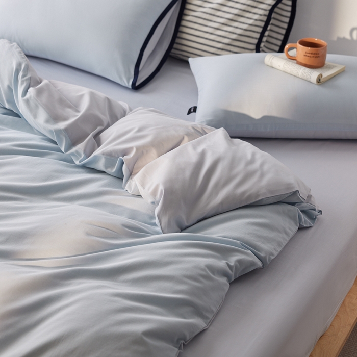 91家纺网 家纺一手货源 找家纺 卡姿家纺 2026春夏全棉人字纹小提花拼色系列四件套 人字纹浅蓝