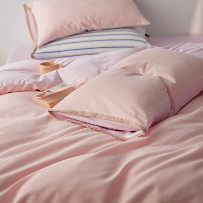 91家纺网 家纺一手货源 找家纺 卡姿家纺 2026春夏全棉人字纹小提花拼色系列四件套 人字纹山茶粉