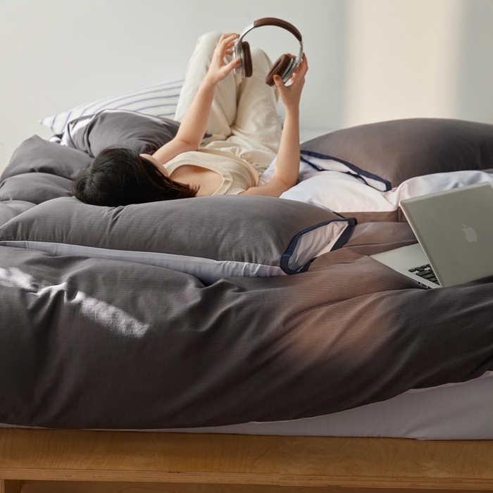 91家纺网 家纺一手货源 找家纺 卡姿家纺 2026春夏全棉人字纹小提花拼色系列四件套 人字纹炭灰