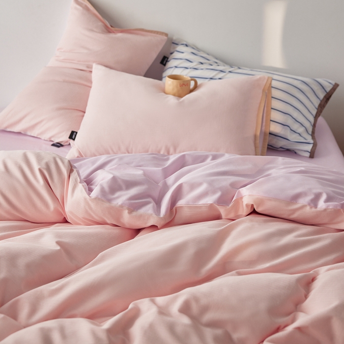 91家纺网 家纺一手货源 找家纺 卡姿家纺 2026春夏全棉人字纹小提花拼色系列四件套 人字纹山茶粉