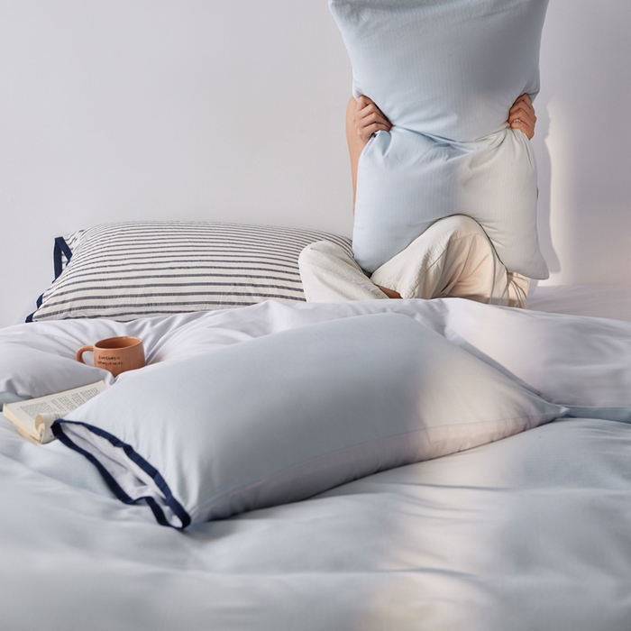 91家纺网 家纺一手货源 找家纺 卡姿家纺 2026春夏全棉人字纹小提花拼色系列四件套 人字纹浅蓝