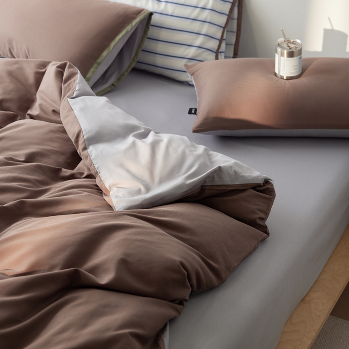 91家纺网 家纺一手货源 找家纺 卡姿家纺 2026春夏全棉人字纹小提花拼色系列四件套 人字纹浅咖