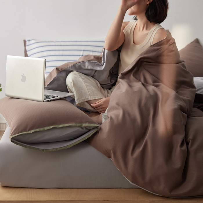 91家纺网 家纺一手货源 找家纺 卡姿家纺 2026春夏全棉人字纹小提花拼色系列四件套 人字纹浅咖