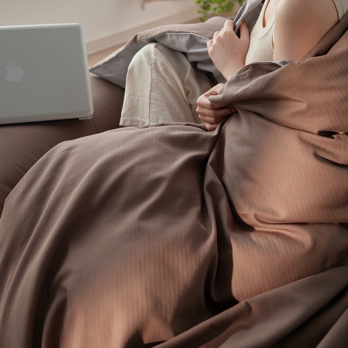 91家纺网 家纺一手货源 找家纺 卡姿家纺 2026春夏全棉人字纹小提花拼色系列四件套 人字纹浅咖