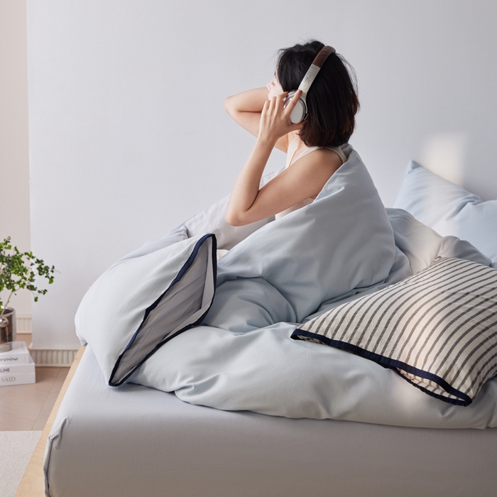 91家纺网 家纺一手货源 找家纺 卡姿家纺 2026春夏全棉人字纹小提花拼色系列四件套 人字纹浅蓝