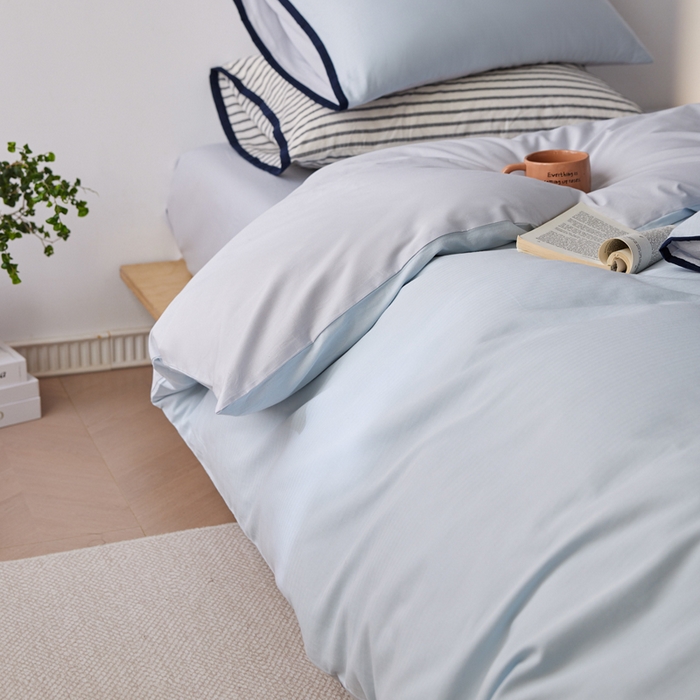 91家纺网 家纺一手货源 找家纺 卡姿家纺 2026春夏全棉人字纹小提花拼色系列四件套 人字纹浅蓝